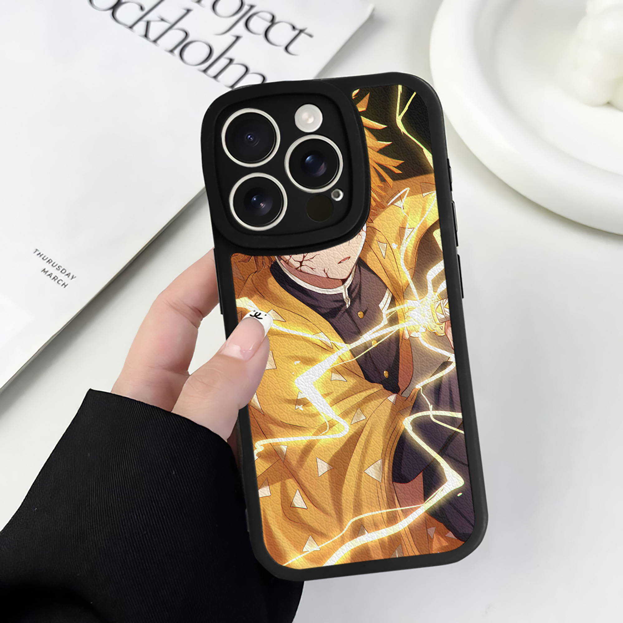 （画像用） 鬼滅の刃（きめつのやいば）我妻 善逸／あがつま ぜんいつ Agatsuma Zenitsu 【iPhone 16シリーズ対応】シリコンスマホケース（レザー調） 材質：シリコン